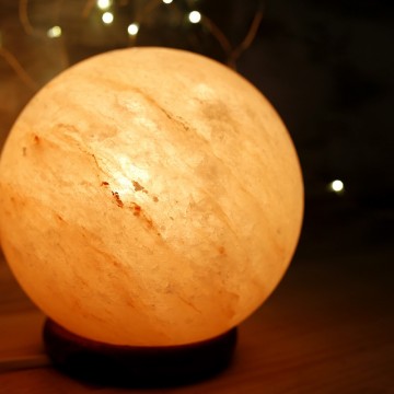 Natural salt sphere lamp